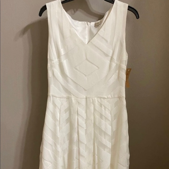 White dress - Picture 1 of 1